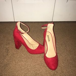 CLASSIC RED PUMPS!